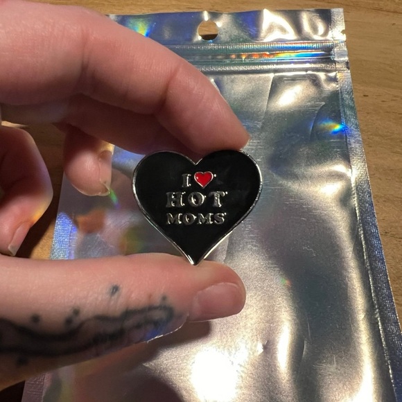 Heart-Shaped Black and Silver I ❤️ Hot Moms Enamel Pin Brooch - Picture 1 of 1